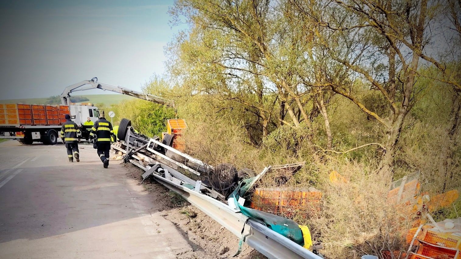 Prevrátený kamión zablokoval cestu medzi obcami Závadka a Topoľovka. 