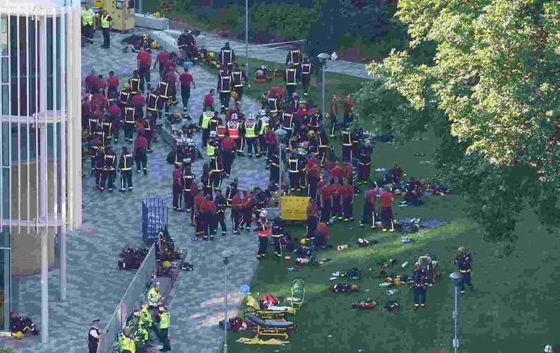 Grupa mieszkańców Grenfell Tower napisała na swoim blogu, że ich ostrzeżenia były ignorowane. 'Przewidywaliśmy, że ta katastrofa jest nie do uniknięcia' - oświadczyli. 'Regularni czytelnicy naszego bloga wiedzą, że opublikowaliśmy wiele ostrzeżeń w ostatnich latach na temat bardzo niskich standardów bezpieczeństwa przeciwpożarowego w Grenfell Tower i innych budynkach na terenie dzielnicy' - napisali, podając linki do szeregu artykułów poświęconych tej sprawie.