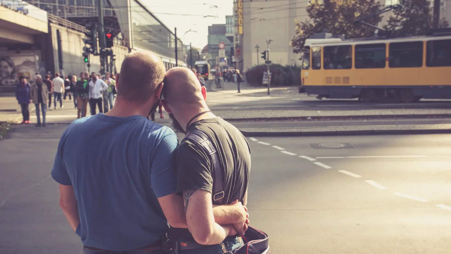 Obrażanie gejów i lesbijek w Polsce nadal legalne. Ministerstwo zaniechało prac nad zmianami w prawie