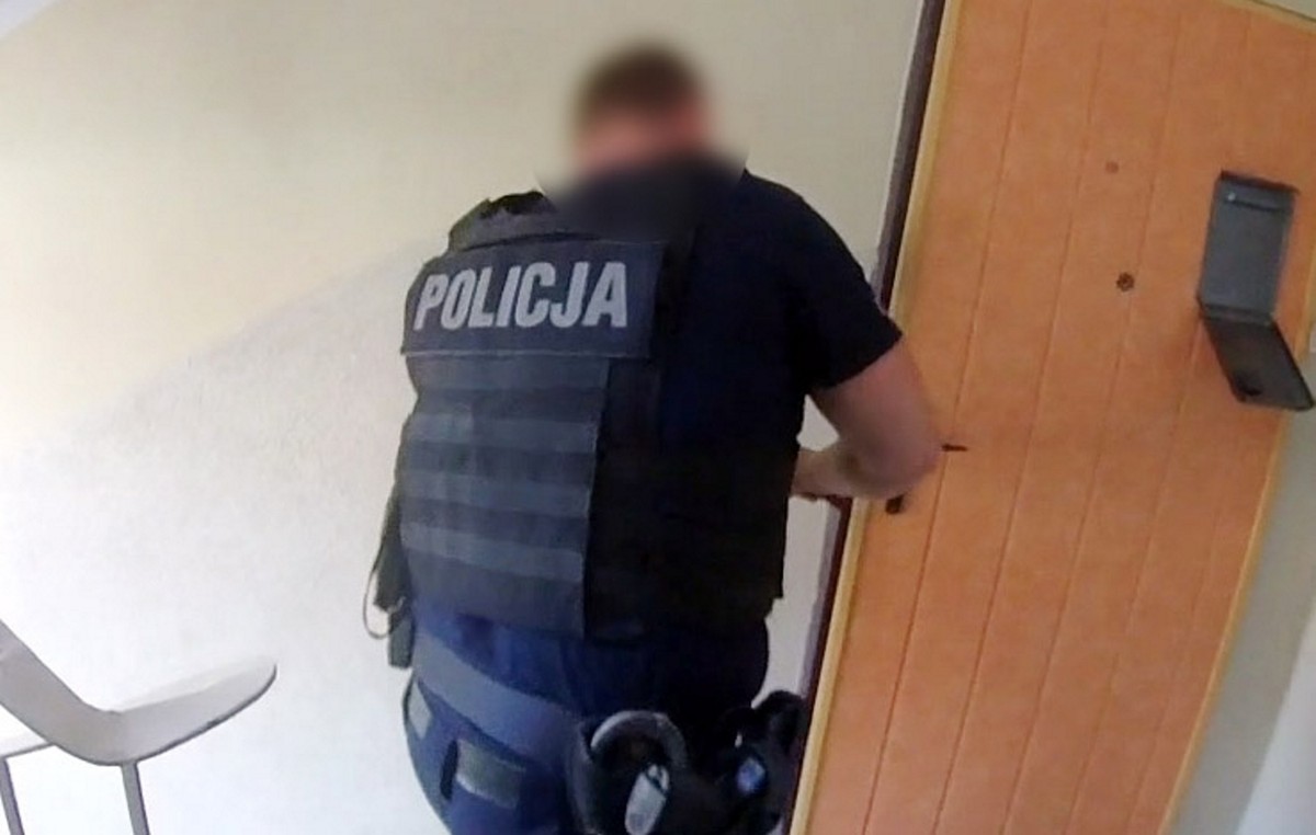 Dramatyczna interwencja policji w mieszkaniu emerytów. 