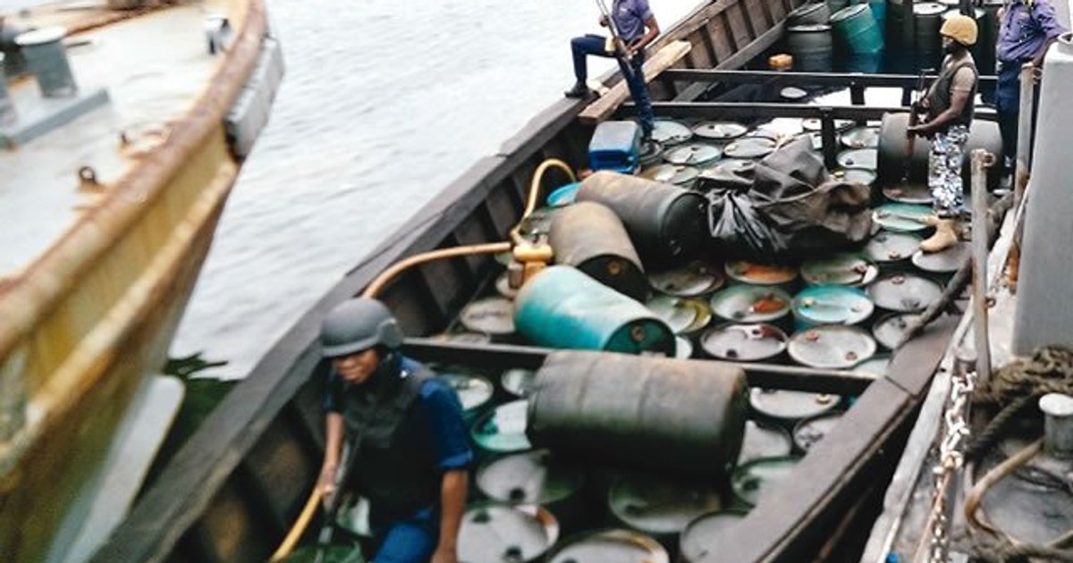 Navy nabs 5 suspects, impounds wooden boat, 18 bags of rice - Vimarsana News