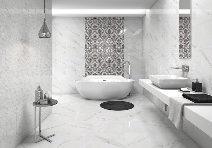 Biała łazienka z mozaiką wg Carrea