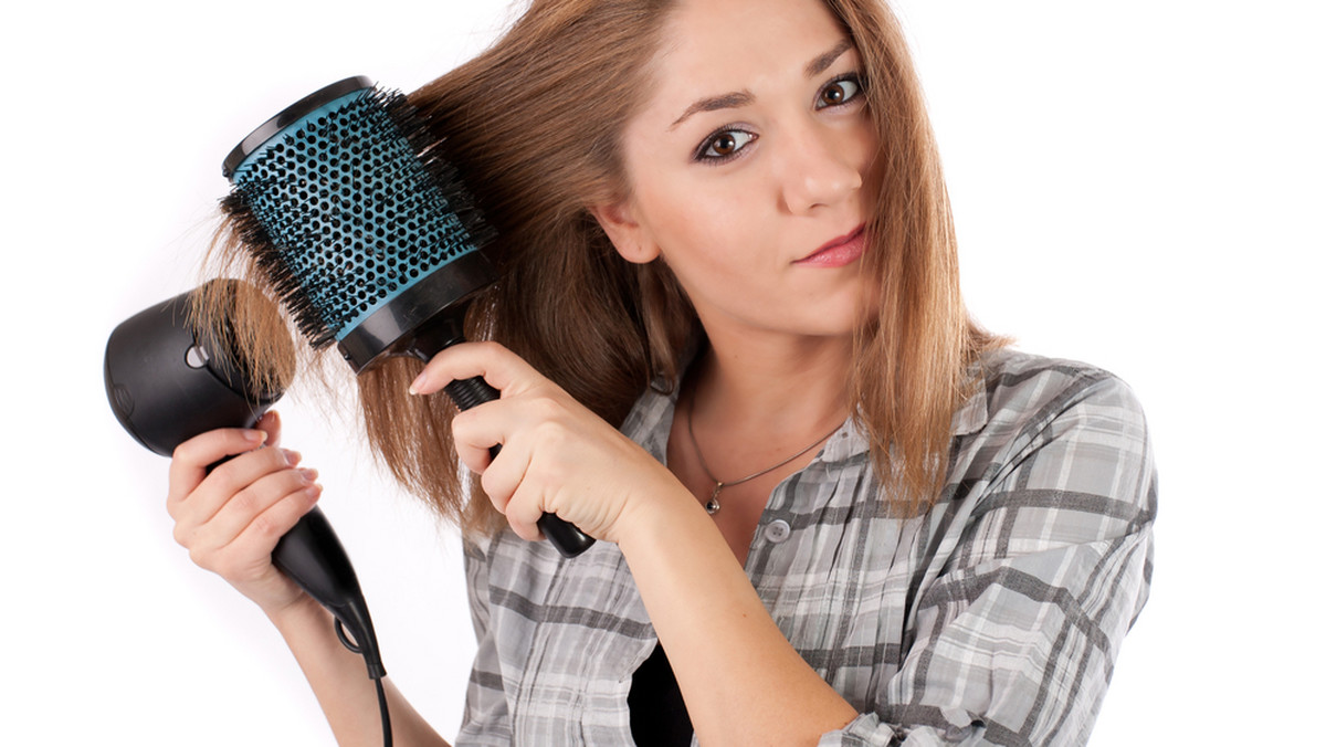 Poznaj 7 sposobów, dzięki którym twoja fryzura stanie się bardziej puszysta i dobrze się ułoży.