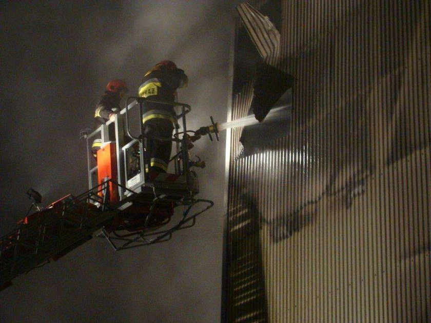 Strażak ranny w wielkim pożarze fabryki