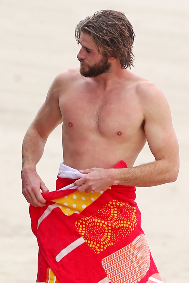 Liam Hemsworth bez koszulki na plaży w Malibu