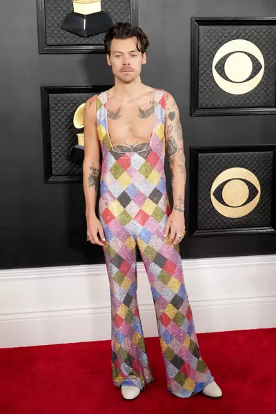 Harry Styles w odważnym kostiumie na gali Grammy/ Getty Images, fot. Jeff Kravitz / Contributor