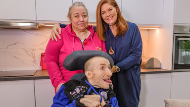 "Nasz nowy dom". Dowbor pomogła niepełnosprawnemu Łukaszowi i jego mamie. Widzowie poruszeni
