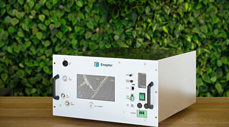 Az Enapter elektrolizátora egy meglehetősen jelentéktelennek tűnő készülék. Ha azonban hozzátesszük, hogy 2,4 liter vízből termel több napra elegendő energiát egy háztartásnak, akkor máris elkezdjük szeretni. Ráadásul hatalmas hálózatokba is kapcsolható. / Fotó: Enapter 