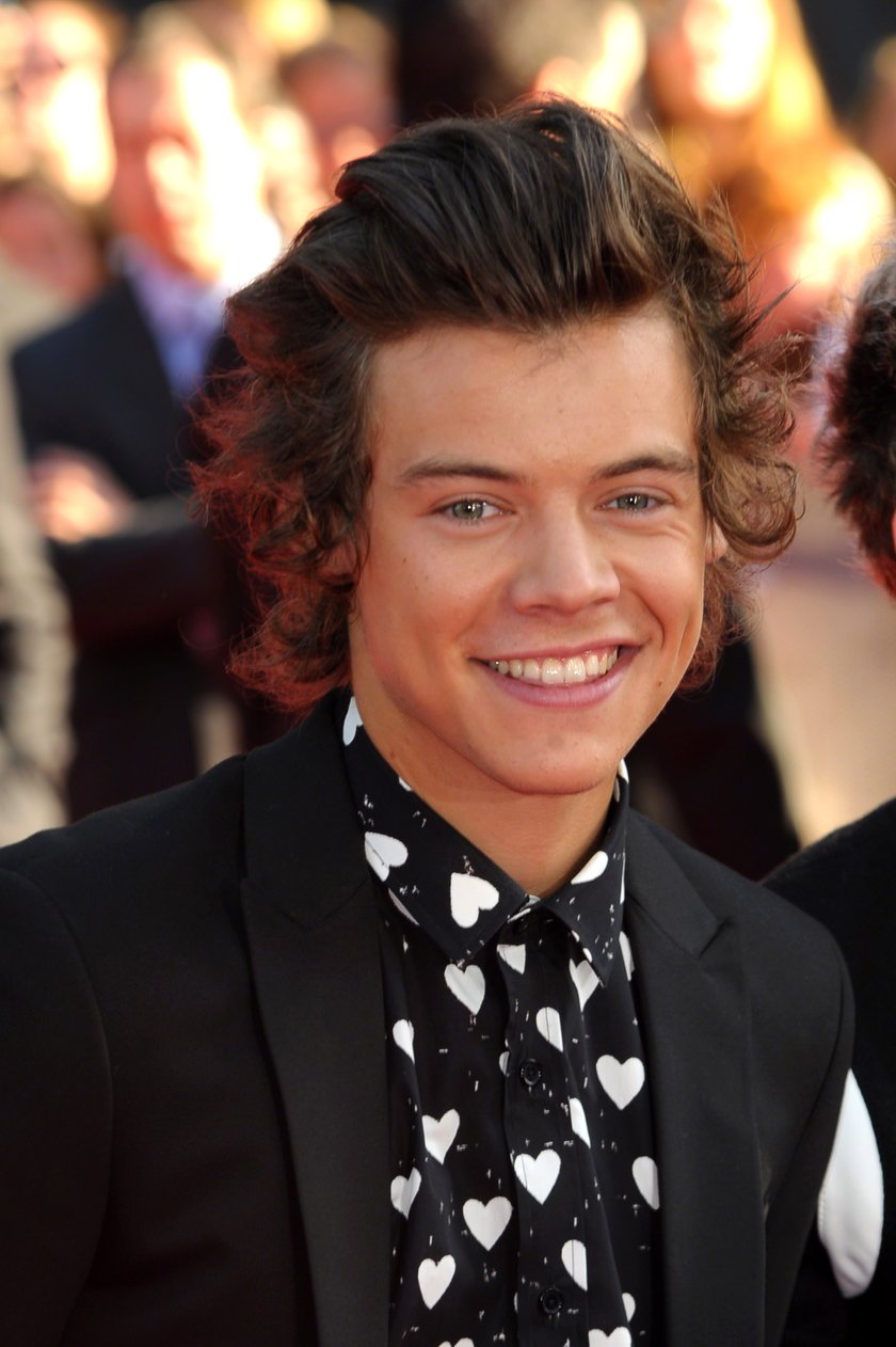 Harry Styles skończył 27 lat! Od gwiazdy boys bandu do ikony mody. Jak zmieniał się piosenkarz?