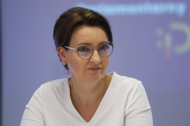 Marzena Okła-Drewnowicz jest posłanką PO z woj. świętokrzyskiego. W Sejmie od 2007 r. Była m.in. członkinią Komisji Polityki Senioralnej
