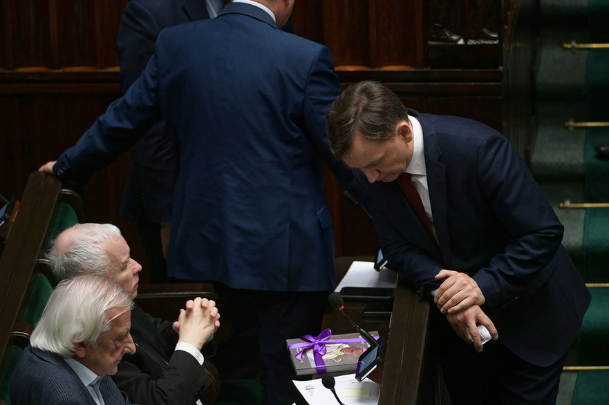 Ryszard Terlecki, Jarosław Kaczyński i Zbigniew Ziobro na sali obrad Sejmu (26.05.2022)