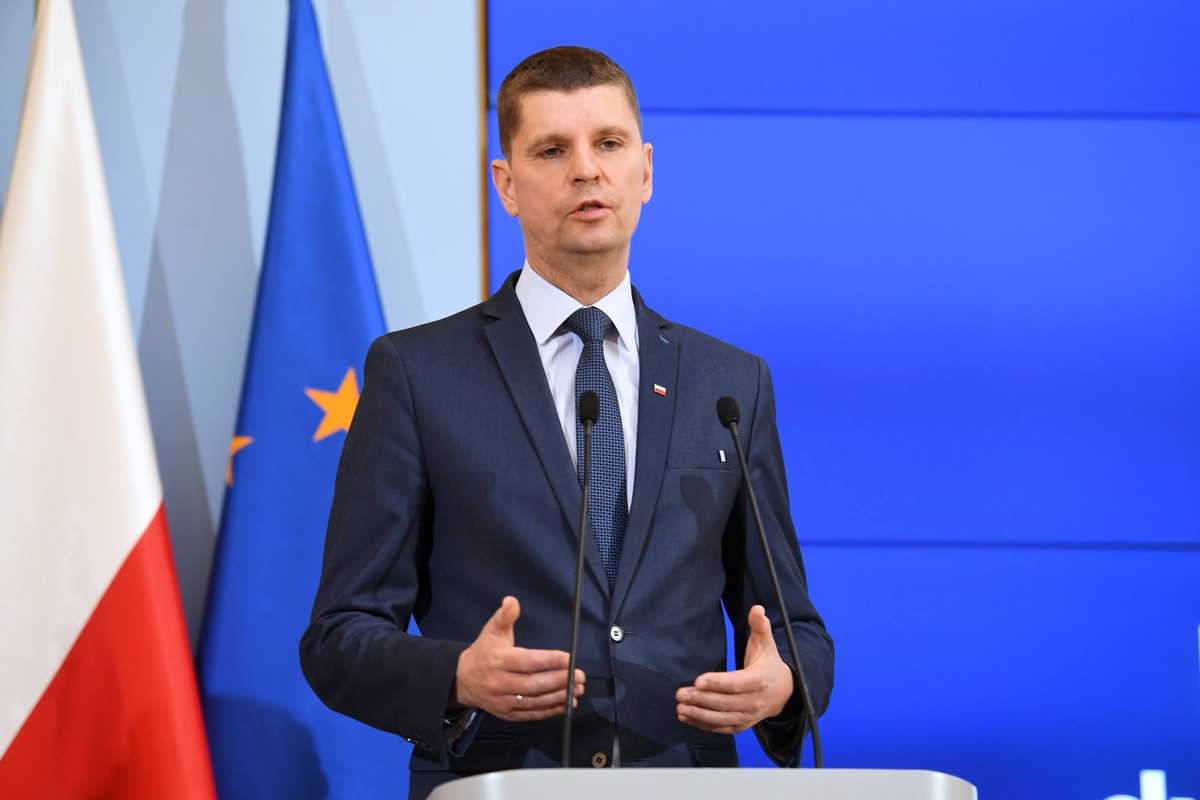 Warszawa, 13.03.2020. Minister edukacji narodowej Dariusz Piontkowski podczas konferencji prasowej w KPRM w Warszawie, 13 bm. Zachęcamy nauczycieli, żeby skorzystali z możliwości technologicznych nauczania zdalnego - powiedział na konferencji minister edukacji narodowej Dariusz Piontkowski. Do 25 bm. przedszkola i szkoły zostaną całkowicie zamknięte, w związku z koronawirusem. Nauczyciele będą w gotowości do pracy, natomiast nie będą musieli przychodzić do szkoły. (pn/doro) PAP/Piotr Nowak