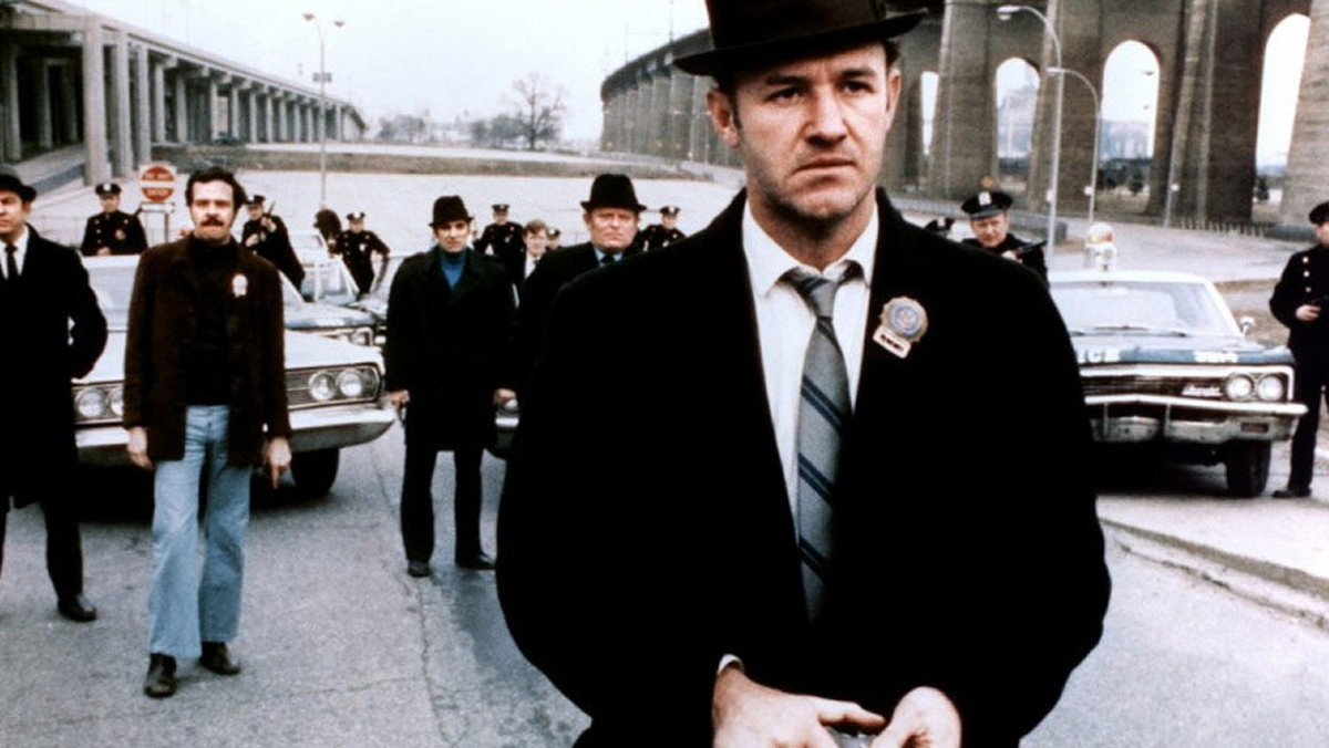 Gene Hackman, jeden z najwybitniejszych amerykańskich aktorów starszego pokolenia, jest także pisarzem. Najczęściej grał postaci tzw. „zwykłych ludzi” w niezwykłych okolicznościach, ale jako aktor sprawdza się w każdej roli. Zdobywca dwóch Oscarów - za pierwszoplanową rolę w filmie „Francuski łącznik” oraz za drugoplanową w filmie „Bez przebaczenia”, trzykrotnie nominowany do Oscara – za pierwszoplanową rolę w filmie „Missisipi w ogniu" i drugoplanowe role w filmach „Bonnie i Clyde" i „Nigdy nie śpiewałem dla mojego ojca". Otrzymał także cztery Złote Globy, dwie nagrody BAFTA i Srebrnego Niedźwiedzia w Berlinie. Urodził się 30 stycznia 1930 w San Bernardino.