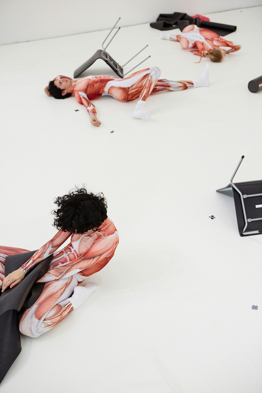 DER KÖRPER ALS SPIEGELBILD Alexandra Bachzetsis, Anne Pajunen und Gabriel Schenker in «From A to B via C».