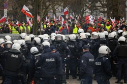 13 policjantów trafiło do szpitali po starciu z rolnikami przed Sejmem