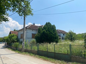 SVE SE ZNA U DONJOJ MUTNICI! Dom naše folkerke (47) ZARASTA U KOROV, a komšije progovorile o njenoj BURNOJ PROŠLOSTI: "Radila je svašta..."