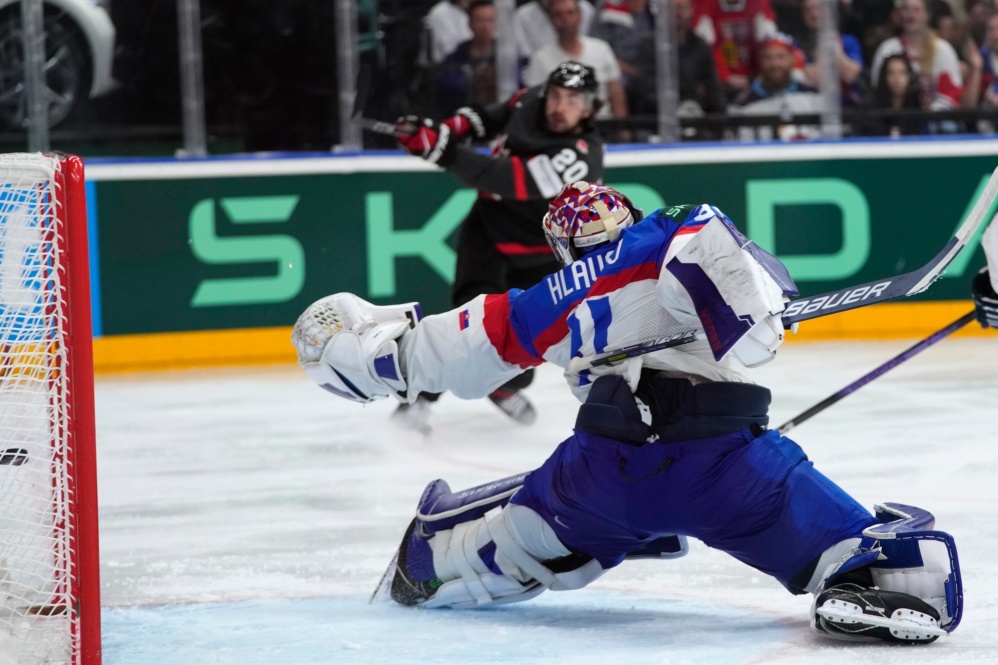 Slovenský brankár Samuel Hlavaj, ktorého prekonáva hráč Kanady Nick Paul.