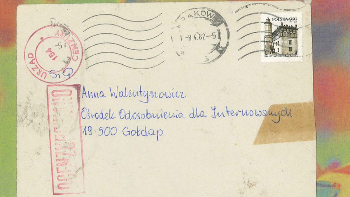 Wyjątkowe znalezisko w Zakładzie Utylizacyjnym w Gdańsku. Jeden z pracowników sortowni zwrócił uwagę na starą, lecz zachowaną w świetnym stanie kopertę. Okazało się, że to pochodząca sprzed 32 lat kartka świąteczna zaadresowana do działaczki opozycyjnej Anny Walentynowicz.