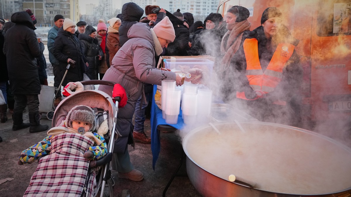 Ukrajinci se greju i uzimaju hranu u centru za distribuciju nakon nestanka struje zbog ruskog napada na energetsku mrežu u Kijevu 2. februara
