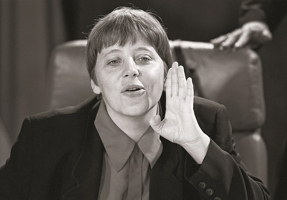 W styczniu 1991 roku Angela Merkel weszła do rządu zjednoczonych Niemiec. Helmut Kohl podzielił Ministerstwo ds. Młodzieży, Rodziny, Kobiet i Zdrowia na trzy resorty. Merkel przypadło najmniej ważne Ministerstwo ds. Kobiet i Młodzieży. Rządową karierę zaczęła więc od najniższego szczebla