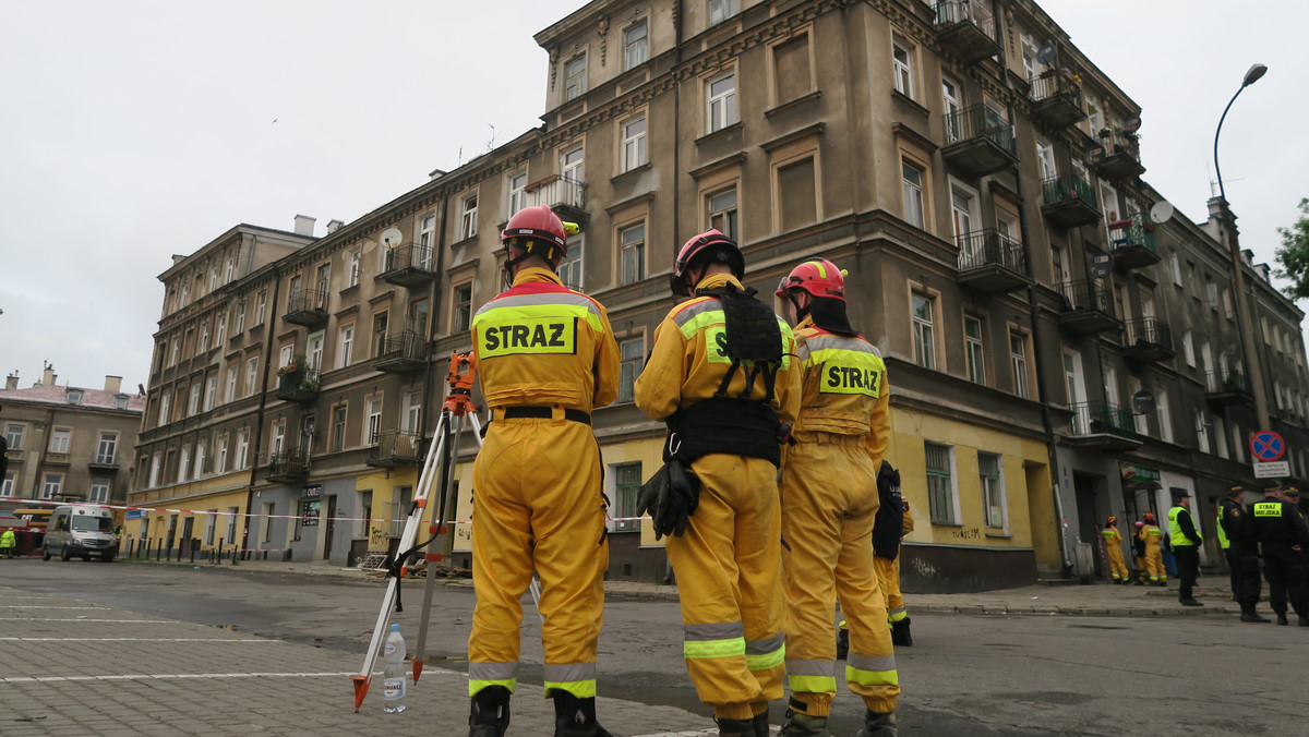 Kiedy tylko dostali informację o zawaleniu się kamienicy, natychmiast pojechali na miejsce i rozpoczęli akcję ratunkową. Nie wiedzieli jeszcze, w jakim stanie jest budynek, jednak weszli do środka, bo chcieli sprawdzić, czy pod gruzami są żywi ludzie. Komendant Główny PSP wyróżnił lubelskich strażaków.