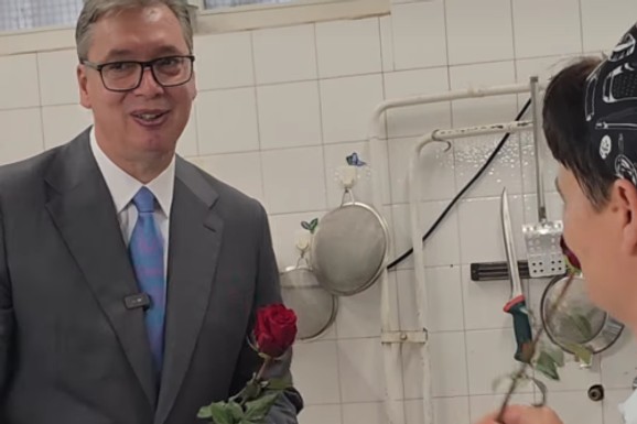"DA IM KAŽEM KOLIKO IH VOLIM I KOLIKO MI ZNAČE" Vučić poklonio ruže ženama u zgradi Predsedništva: "Beskrajno sam zahvalan" (VIDEO)