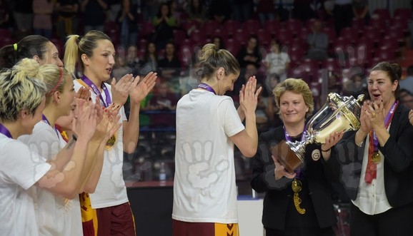Marina Maljković sa peharom Evrokupa