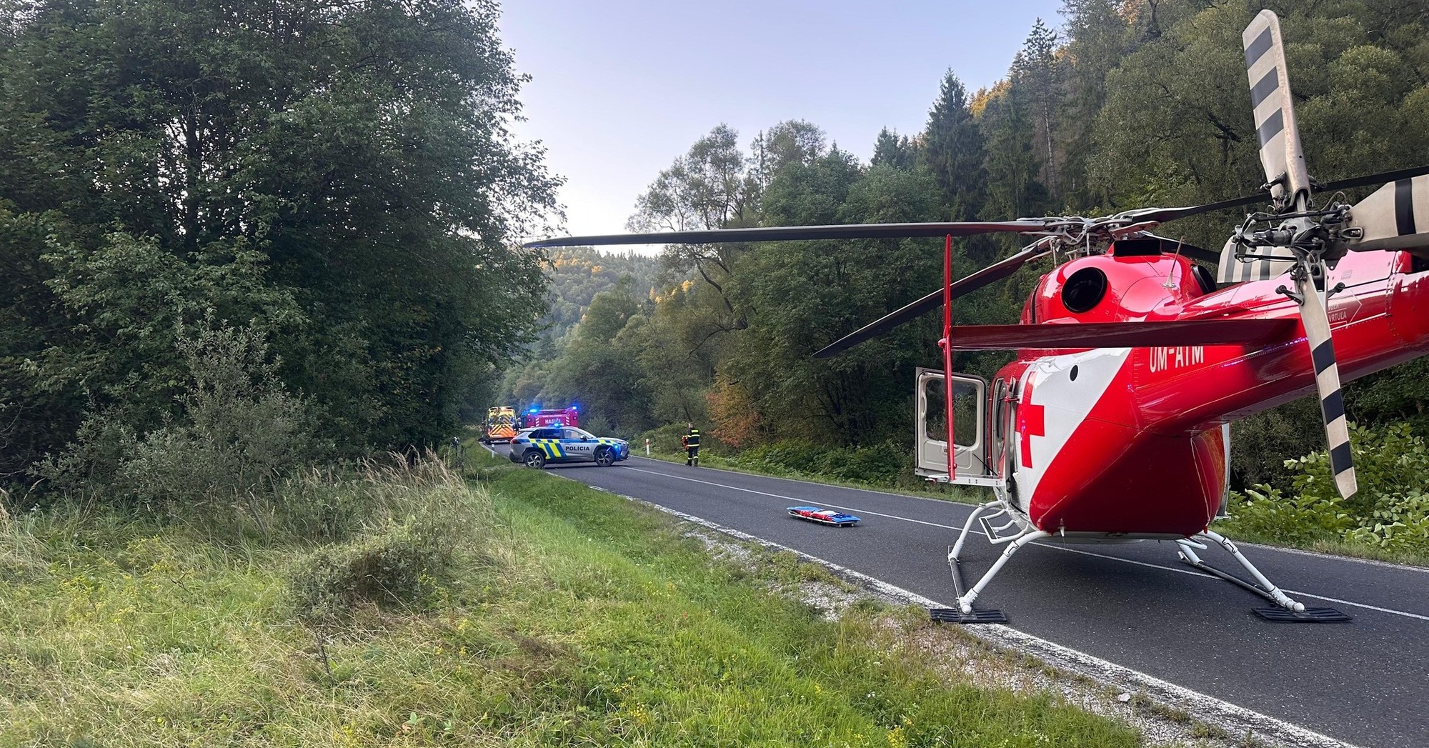 Motorkár medzi obcami Hnilčík v okrese Spišská Nová Ves a Nálepkovo v okrese Gelnica utrpel pri páde vážne zranenia.