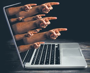 Podglądanie patologii online. Przemoc zapewnia większą oglądalność