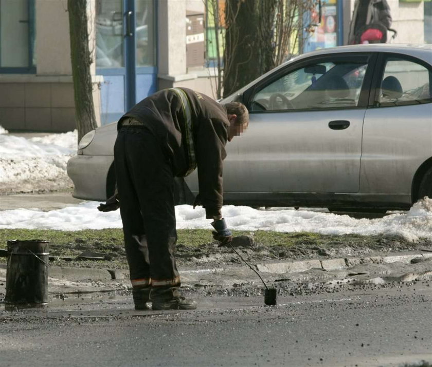 Drogowcy walczą z dziurami