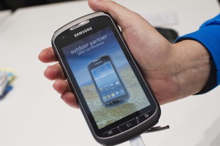 Tandem Visa-Samsung chce ograć sieci komórkowe