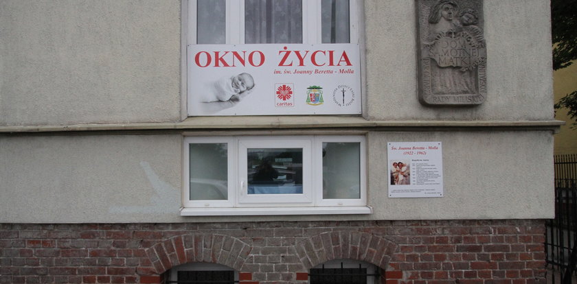 Dwumiesięczna dziewczynka w oknie życia. „Jesteśmy bardzo poruszone”