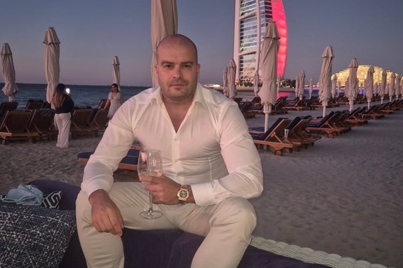 DEVOJKA GA OSTAVILA KADA JE ČULA ZA AFERU SA STANIJOM Učesnik "Velikog Brata" danas živi u Dubaiju, ima MILIONE i lične konobare, evo koji je njegov posao