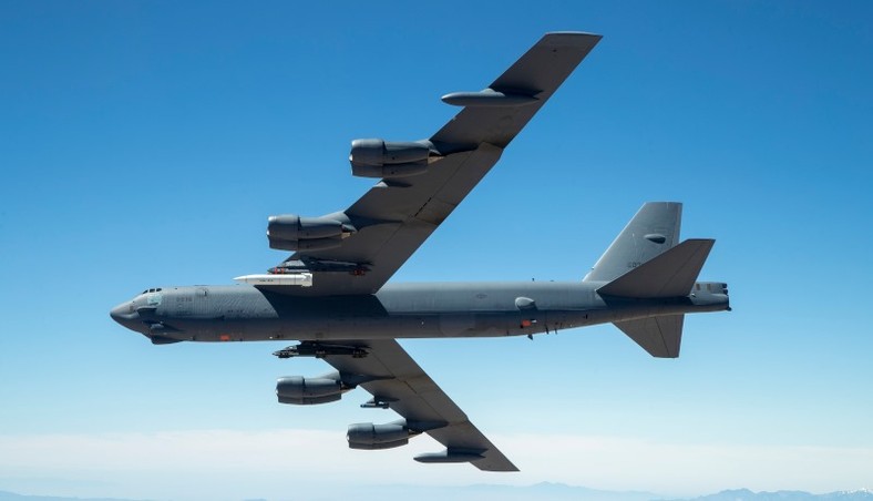 Hipersoniczny pocisk ARRW pod skrzydłem bombowca B-52H.