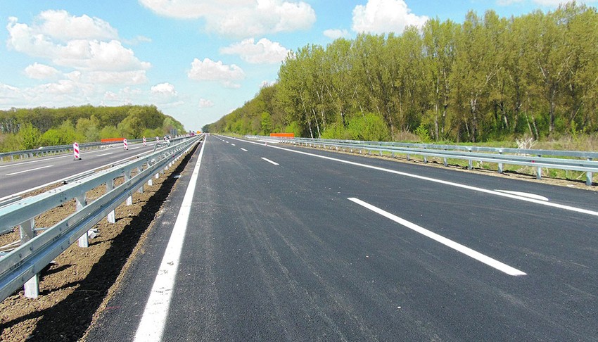 Ukupno je rehabilitovano 43,3 kilometra leve i desne kolovozne trake saobraćajnice