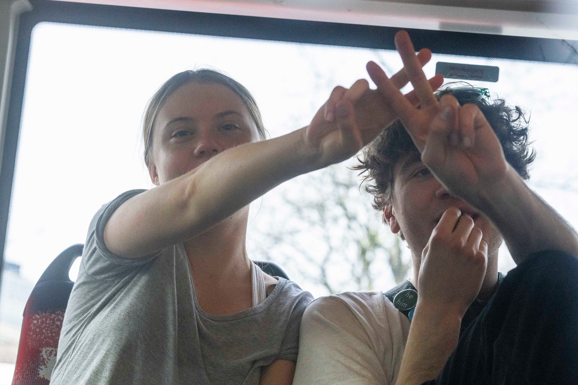 Thunbergová sedela spolu s ďalšími zadržanými v autobuse, kým polícia zadržiavala ďalších ľudí.