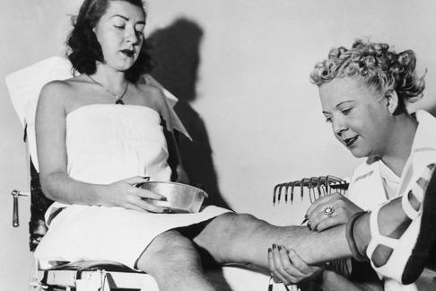 Zabieg depilacji włosów w Instytucie Elektrolizy Beatiderm w Nowym Jorku 4 listopada 1938 r.