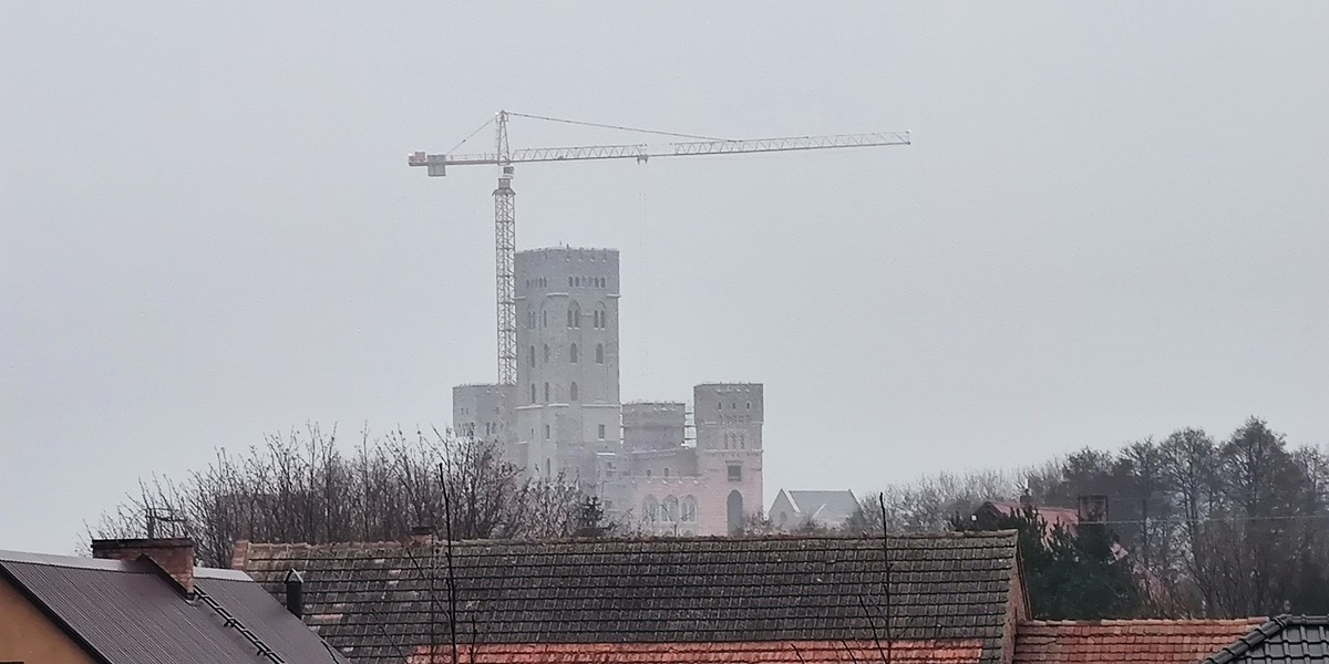 Zamek w Stobnicy budzi kontrowersje już od kilku lat. Wciąż jednak nie wiadomo, czy pozwolenie na budowę zostało wydane zgodnie z prawem.