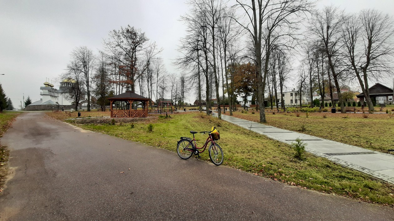 Opustoszały plac we wsi Jałówka. 