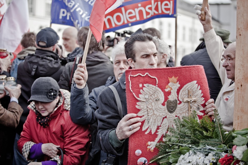 Zwolennicy PiS przed pałacem, fot. Maciej Stankiewicz