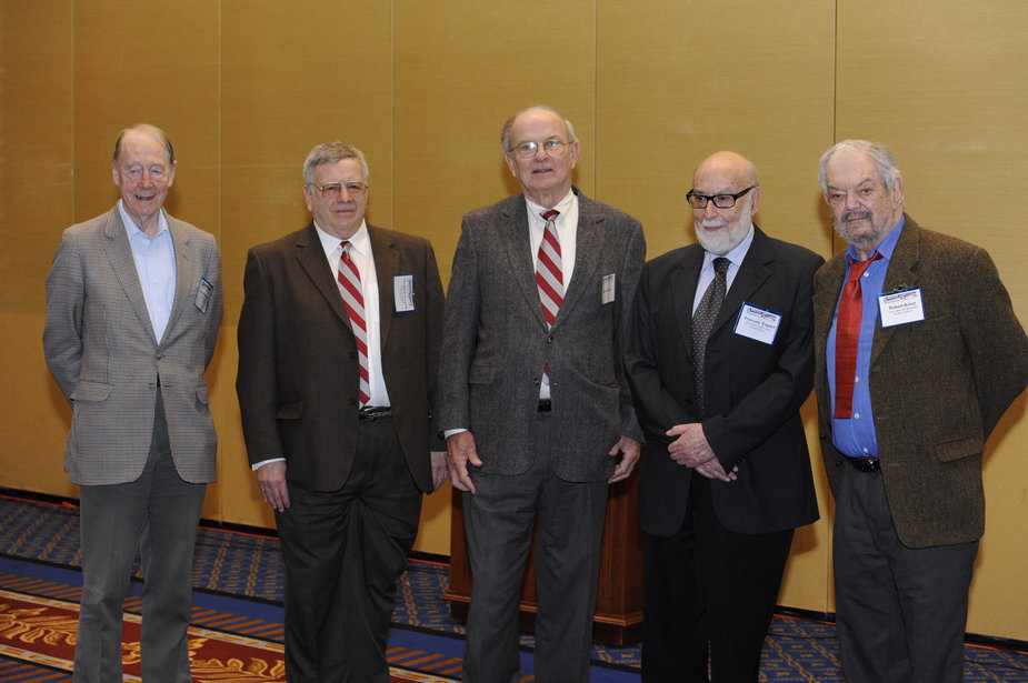 Pozostali autorzy artykułów naukowych z 1964 r. Od lewej: Tom Kibble, Gerald Guralnik, Carl Hagen, Francois Englert oraz Robert Brout