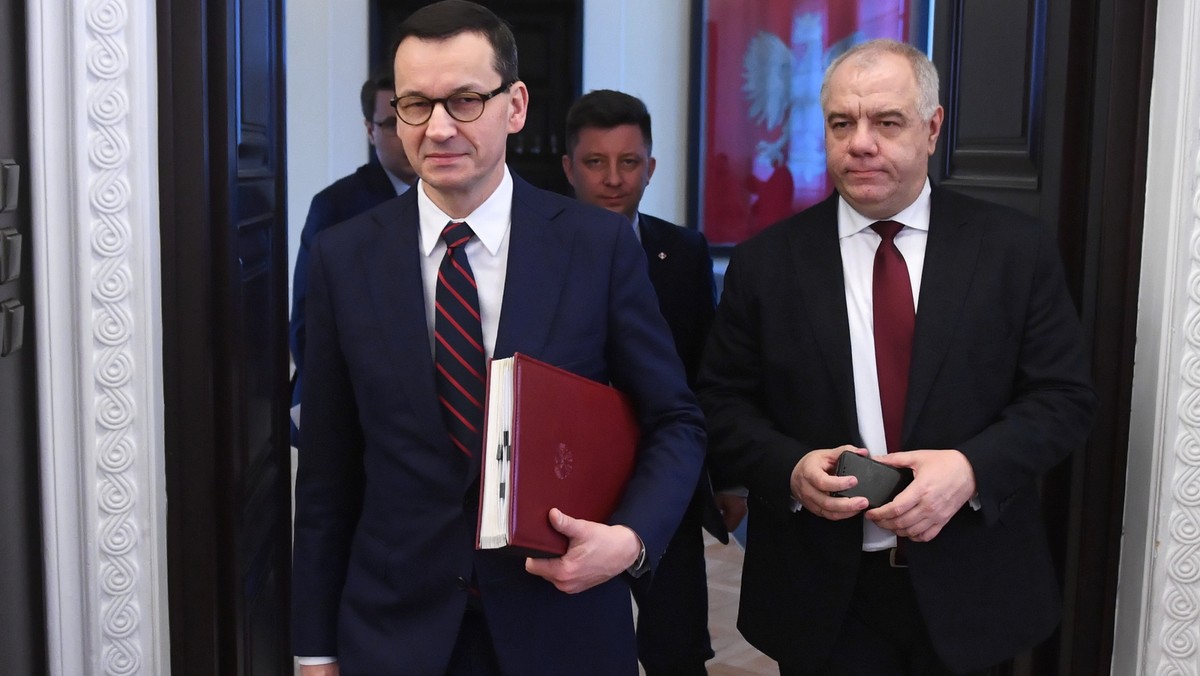 Premier Mateusz Morawiecki i Jacek Sasin, minister aktywów państwowych, przed posiedzeniem Rady Ministrów, Warszawa, luty 2020 r. 