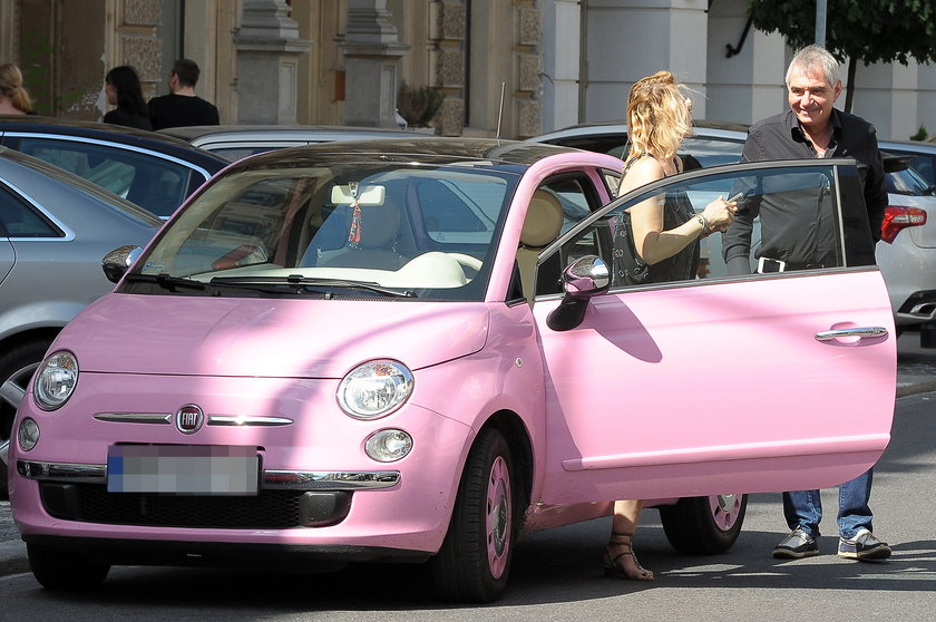 Grażyna Szapołowska i jej różowy samochód, fiat 500