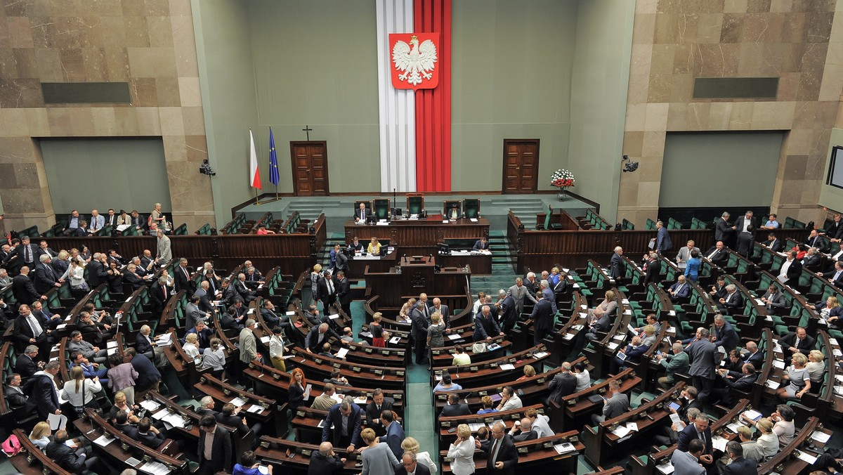 Gdyby wybory parlamentarne odbywały się w najbliższą niedzielę, 36 proc. wyborców poparłoby PiS, 29 proc. - PO - wynika z najnowszego badania CBOS. 11 proc. poparcia zyskałby komitet wyborczy Pawła Kukiza. Pozostałe partie znalazłyby się poza Sejmem.