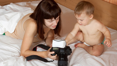 Dziecko w kadrze, czyli mama z aparatem