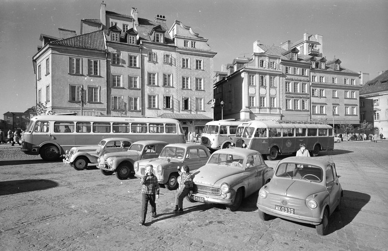 Samochody osobowe na placu Zamkowym w Warszawie Data: Rok 1963 Miejsce: Warszawa Opis obrazu: Samochody osobowe różnych marek oraz autokary wycieczkowe parkujące na placu - widok od strony Krakowskiego Przedmieścia. Autor: Siemaszko Zbyszko