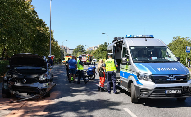 Tragedia w Warszawie. Auto wjechało w przystanek. Dwie osoby nie żyją