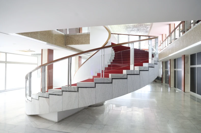 Kružno stepenište u hotelu bez potpornih stubova