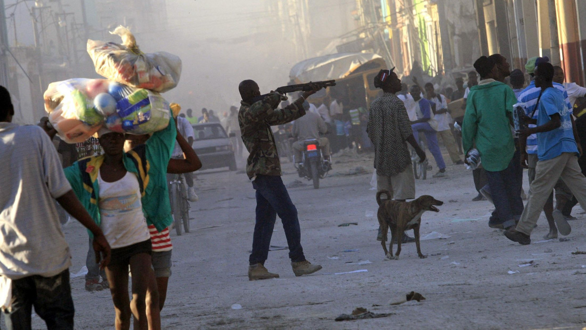 - Haiti w ogóle nie istnieje jako państwo, jest tylko geograficznym punktem na mapie. Jedyne struktury, jakie tam funkcjonują, to paradoksalnie różne gangi. I współpraca z nimi może być kluczem do uspokojenia sytuacji w tym kraju - mówił w TVN24 Bartosz Węglarczyk. - I niezbędne jest wprowadzenie zagranicznych wojsk - dodał Jerzy Dziewulski.