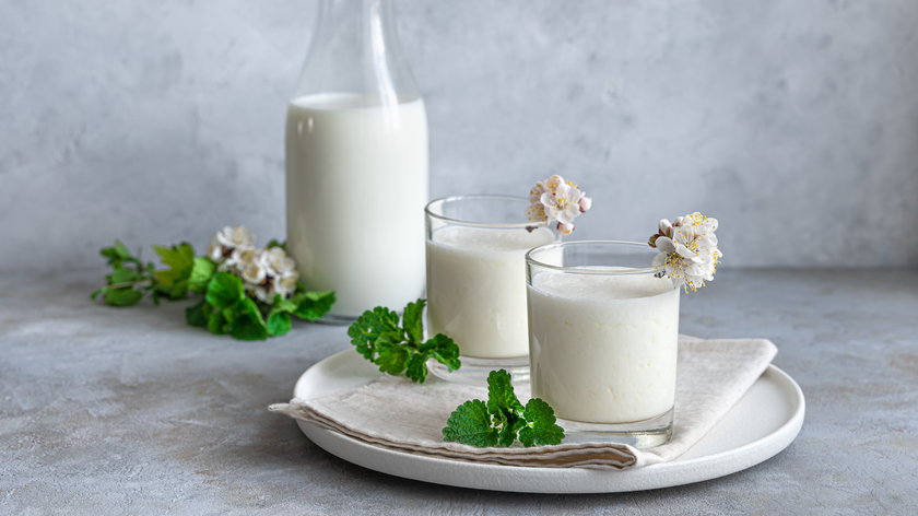 Kefir to fermentowany napój mleczny będący doskonałym probiotykiem.
